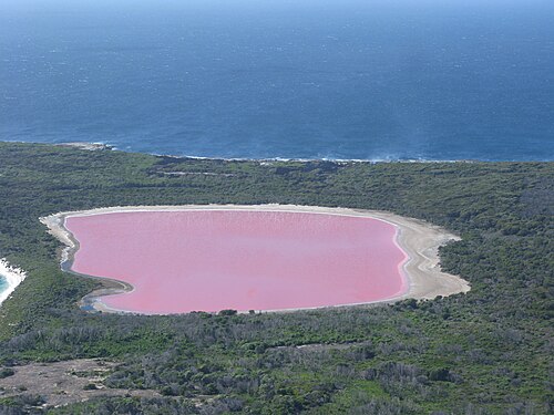 Lake Hillier, by Photograph by Aussie Oc